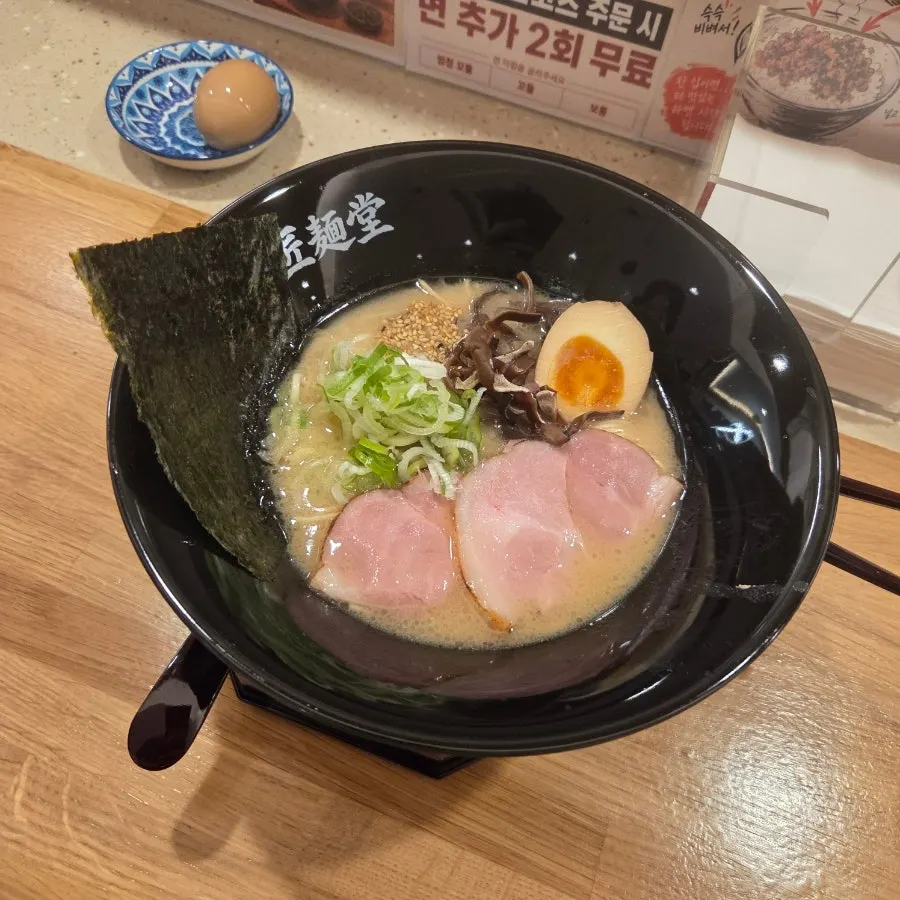 하카타 돈코츠라멘 진한 국물과 얇은 면