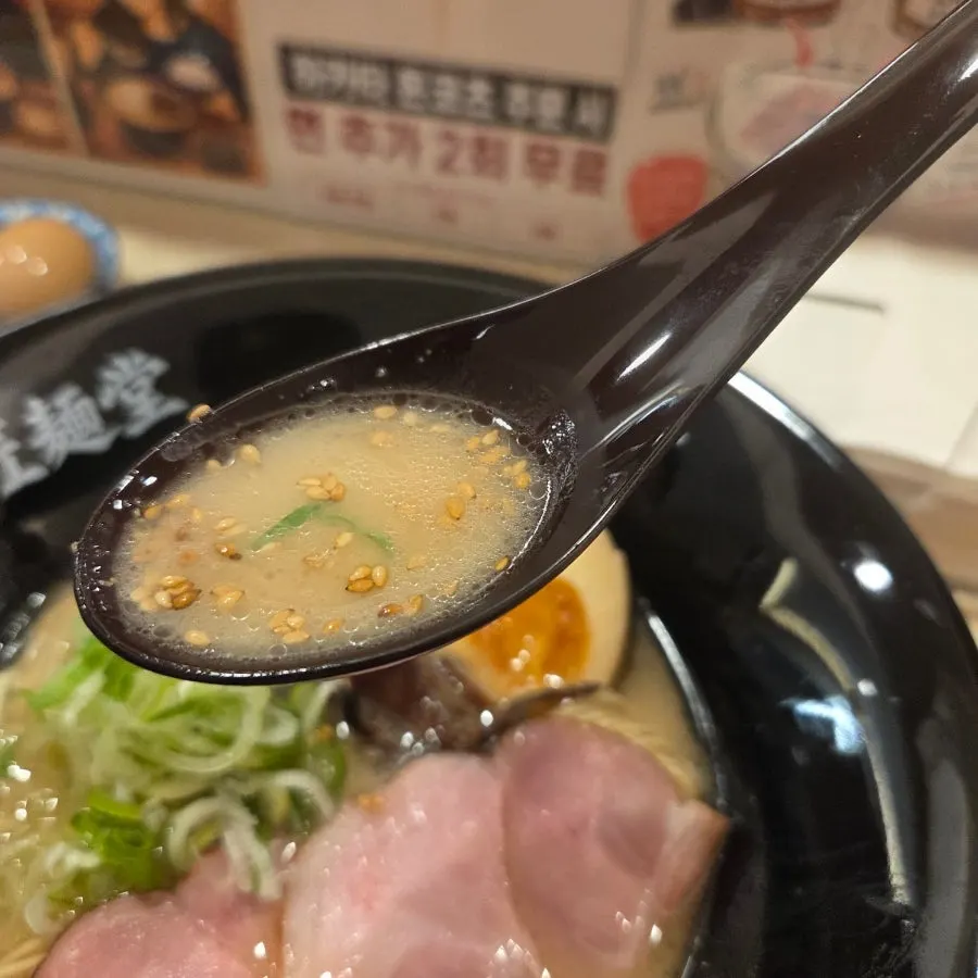 돈코츠라멘 차슈와 고명 가까이 본 모습