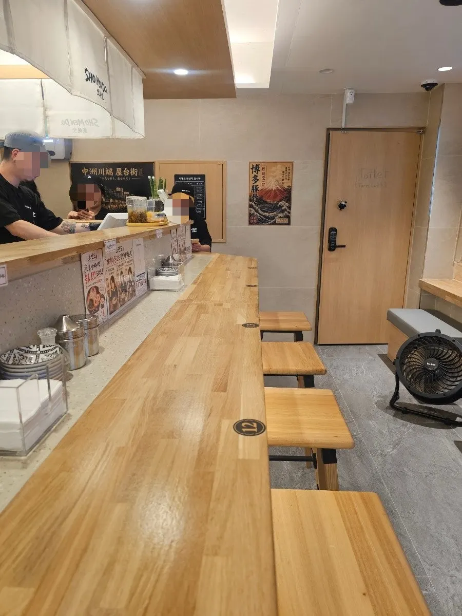 Bar-table seating at Shomendo