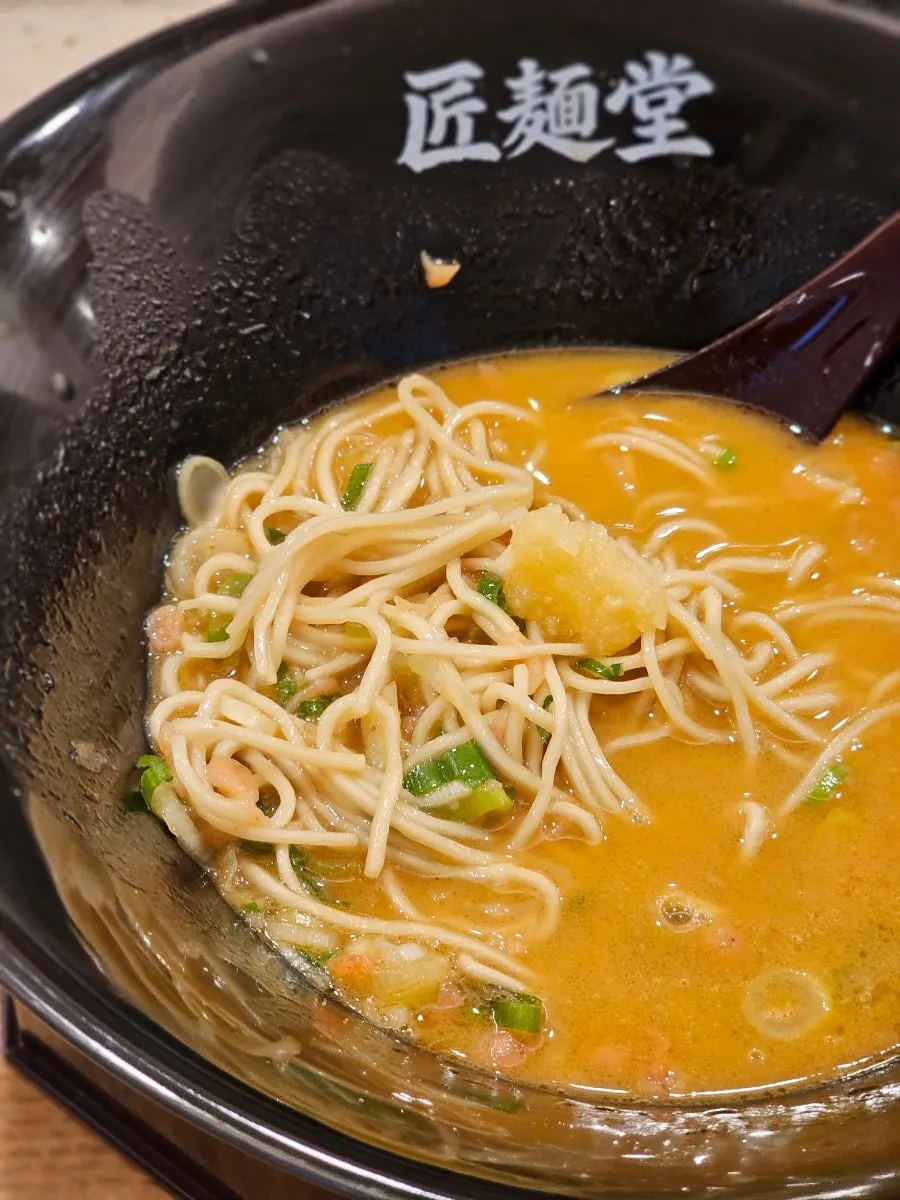 Adding self-serve garlic into the ramen