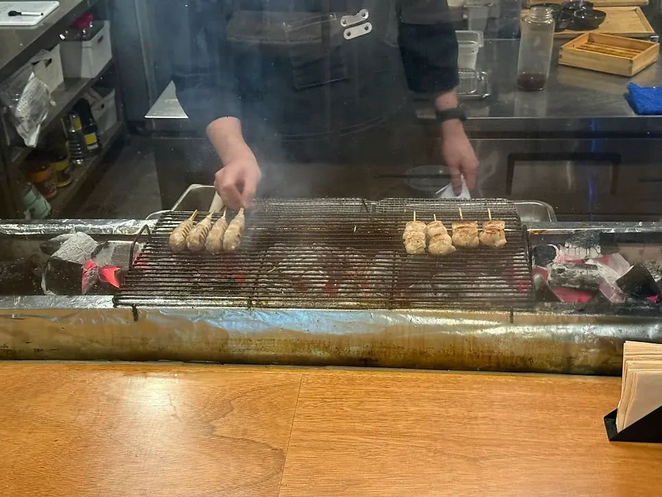 숯불 야키바가 보이는 카운터석