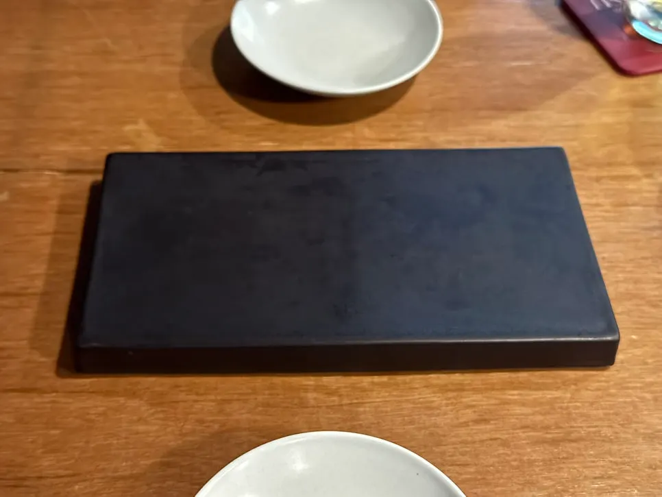 야키토리를 한 꼬치씩 올려주는 판
