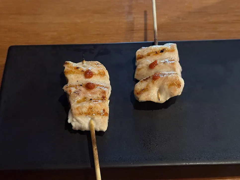 우메보시 소스를 올린 닭 안심 꼬치