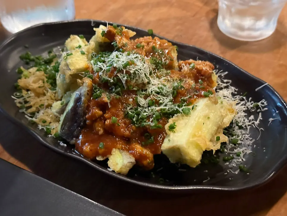 그라나파다노를 올린 토마토 라구 가지튀김