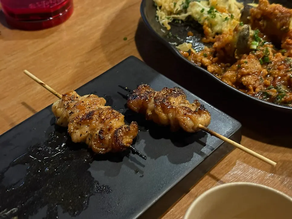 타래를 바른 닭껍질 꼬치