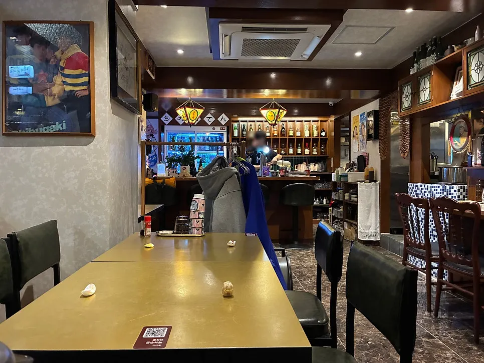 Counter seating and lighting at Shunno Oden Nonhyeon