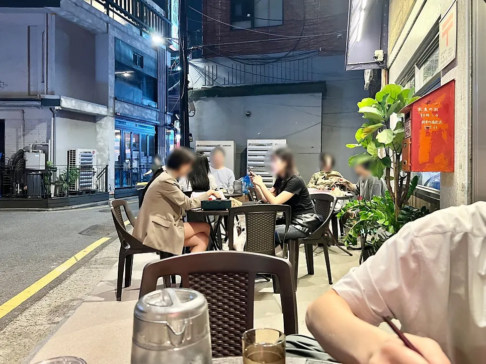 슌노오뎅 논현 골목 야외 테이블 자리