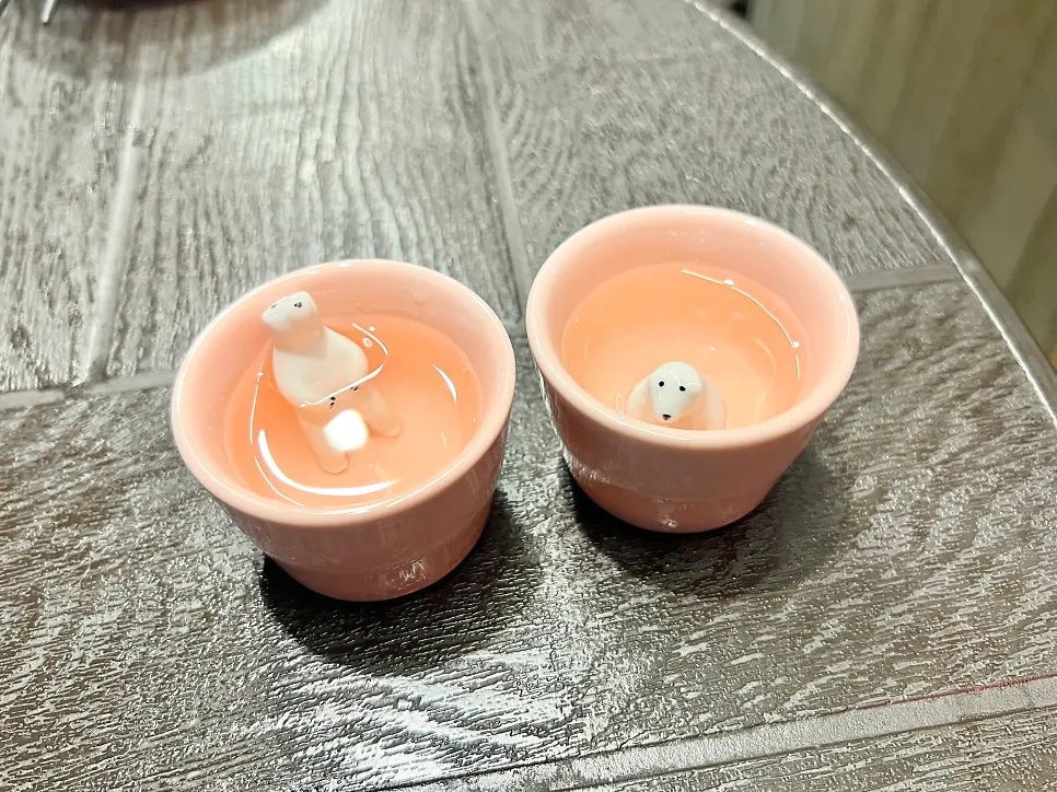 북극곰 잔에 따른 하우스 사케