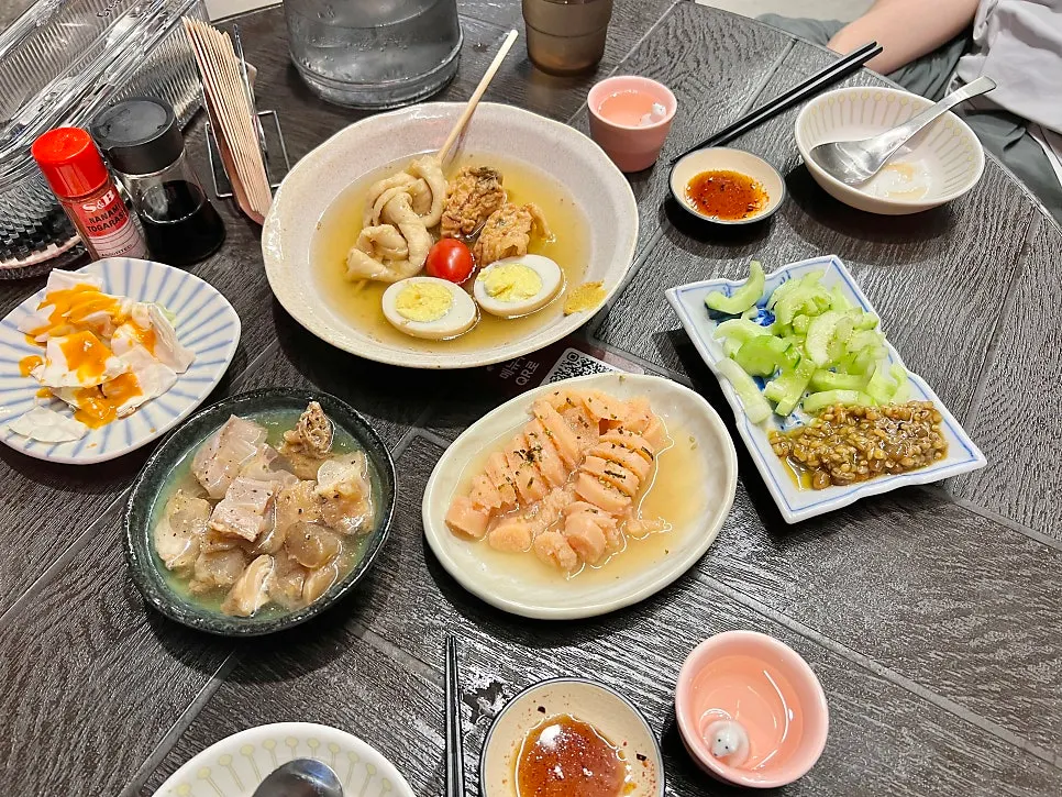 야외 테이블에 놓인 사케 도쿠리와 잔