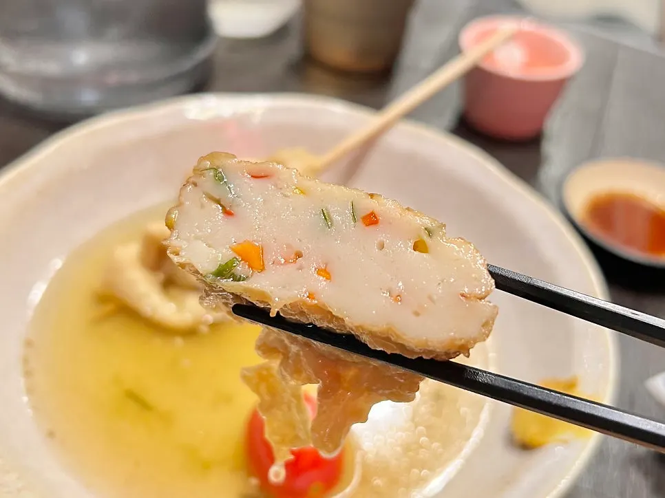 꼬치에 꽂힌 꼬불이 어묵과 야채어묵