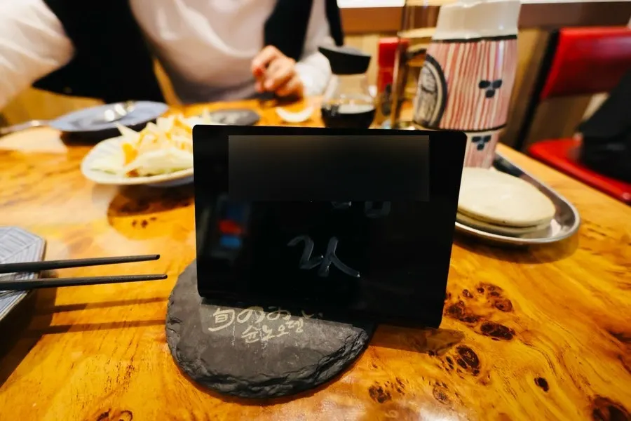 예약자 이름이 놓인 테이블 세팅