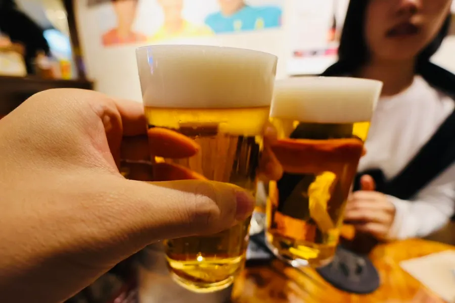 테이블 위 생맥주 잔