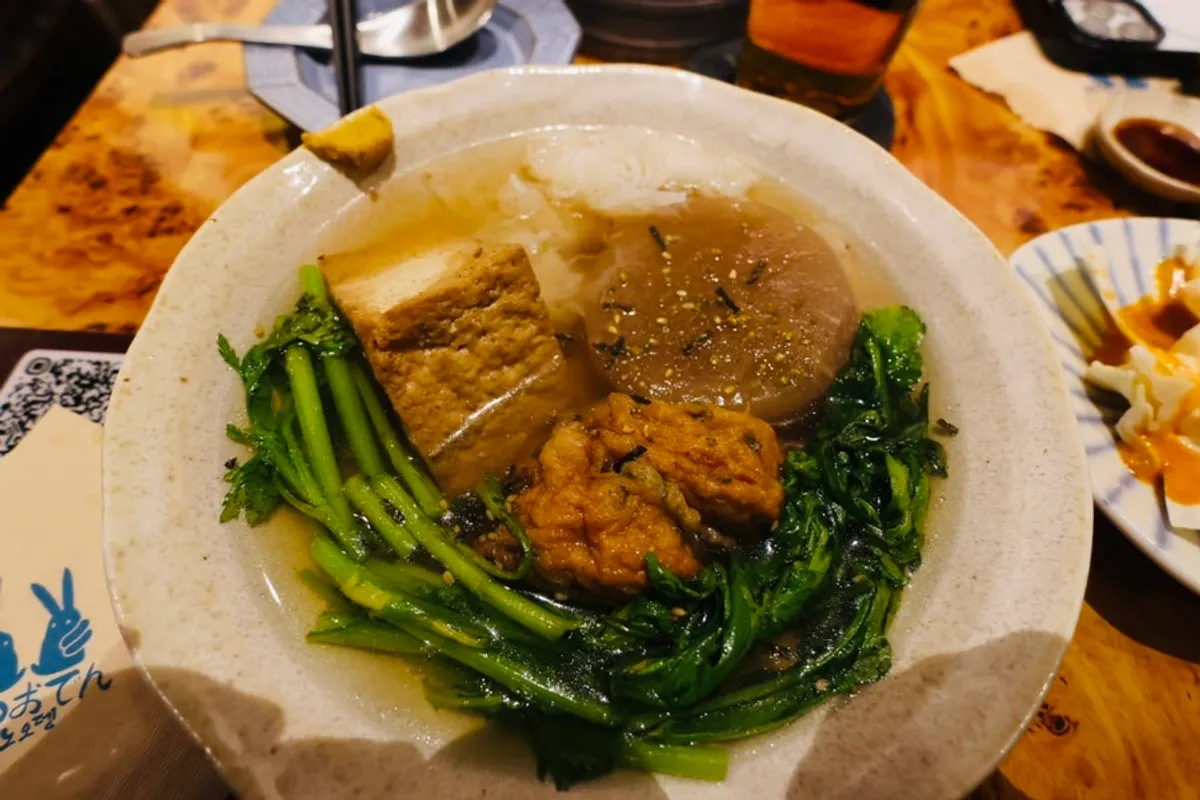 맑은 일본식 육수에 담긴 수제 오뎅