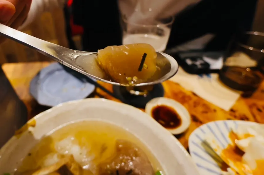 젓가락으로 집어든 수제 어묵