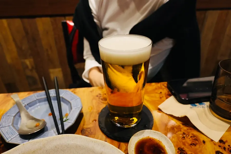 오뎅과 술이 함께 놓인 테이블