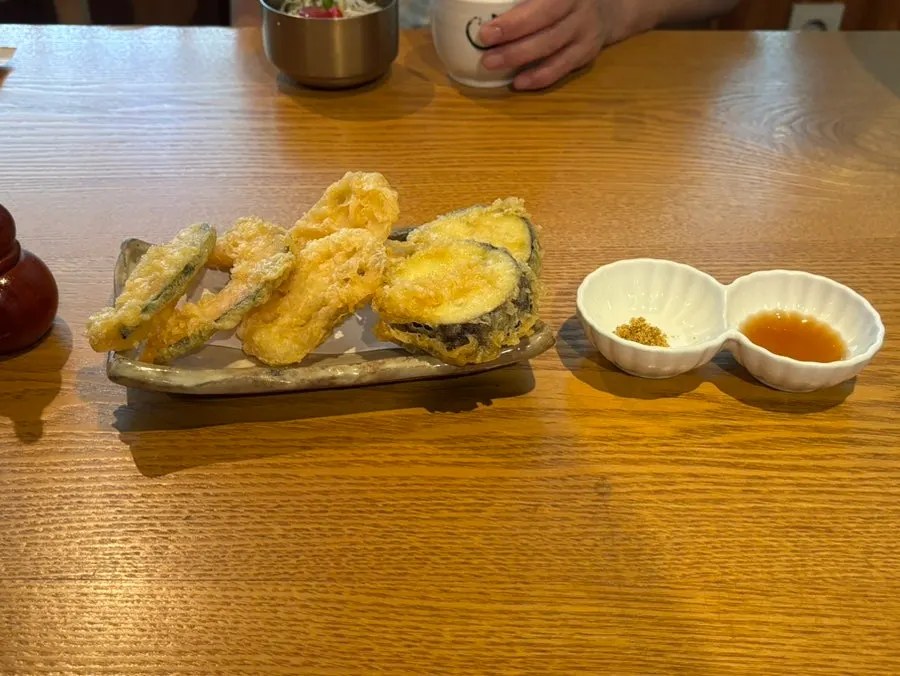 테이블 세팅과 매장 내부