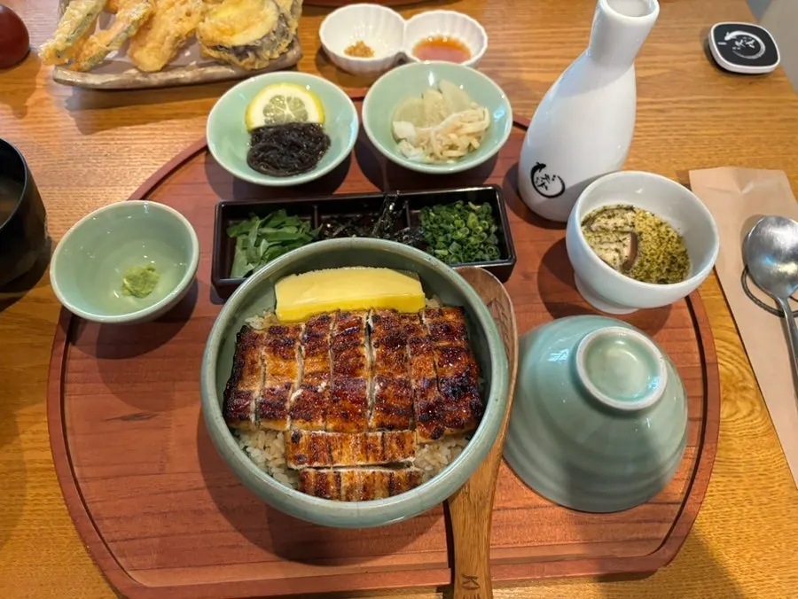 물고기 모양 밥주걱과 고급스러운 식기