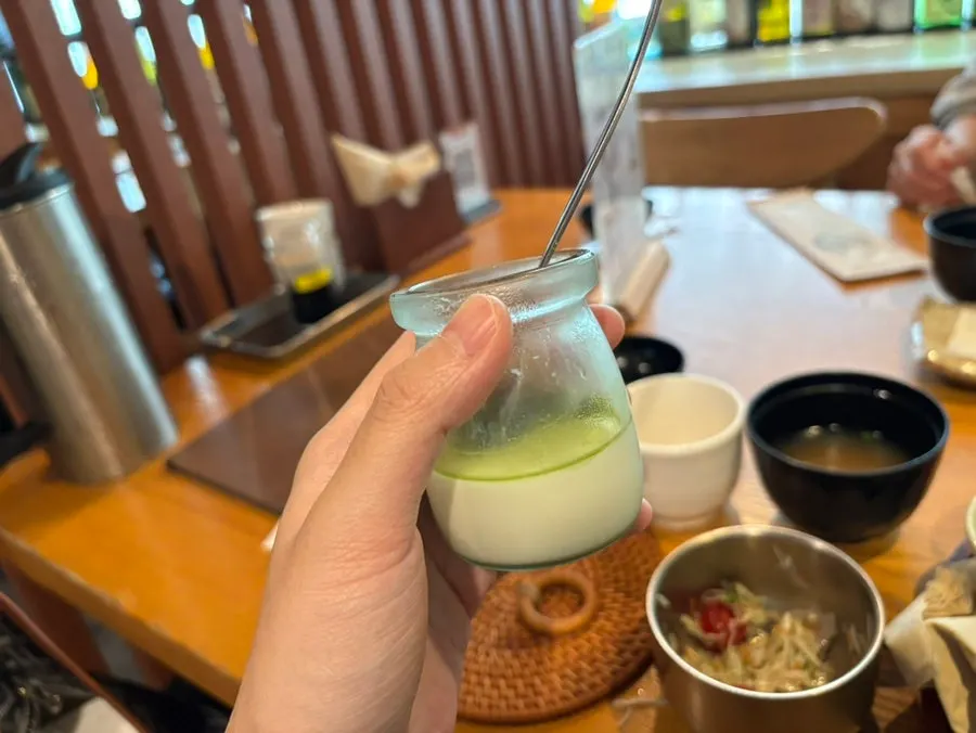 식사를 마친 테이블과 기념 한컷