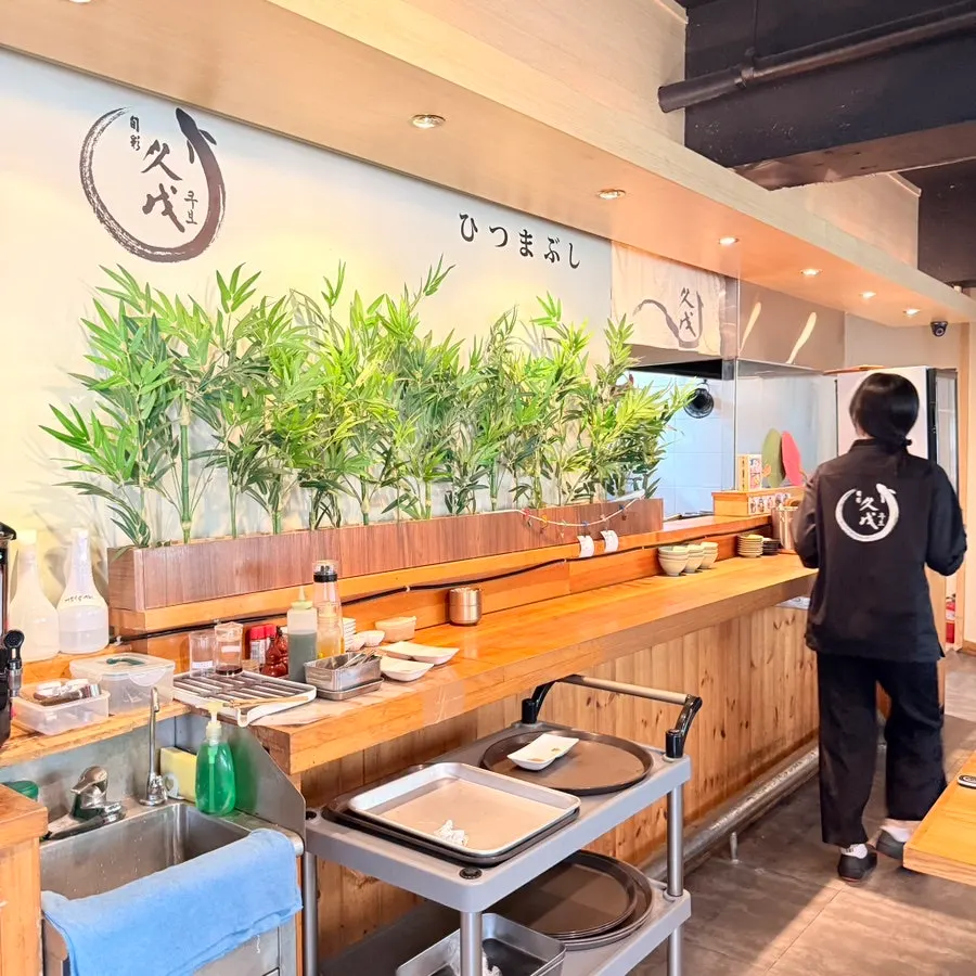 Interior of Shunsaikubo Hwamyeong with widely spaced tables