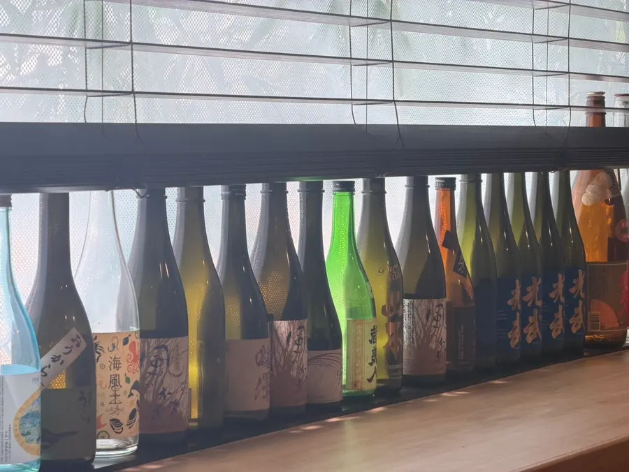 Dining hall at Shunsaikubo Hwamyeong with generously spaced tables