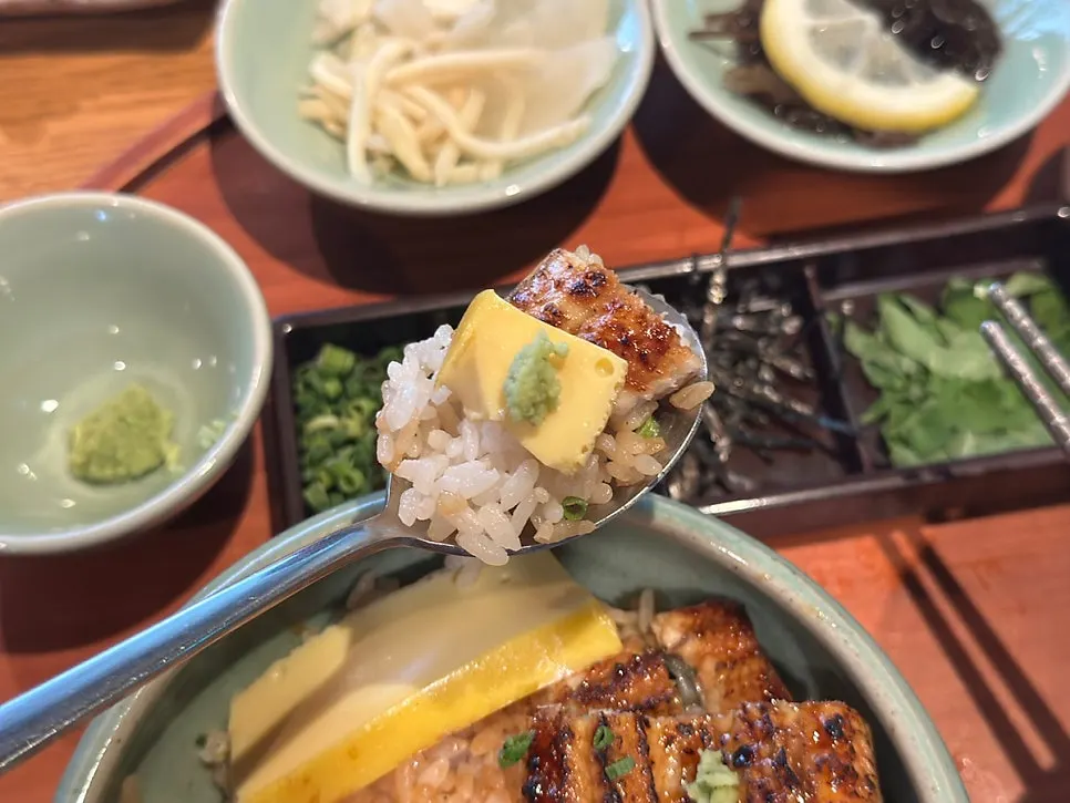 A piece of eel eaten together with rice