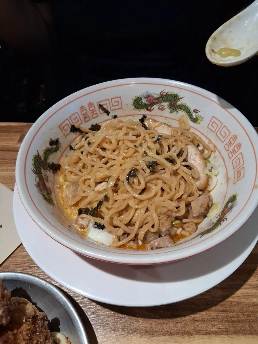 양념과 어우러진 아부라소바 면