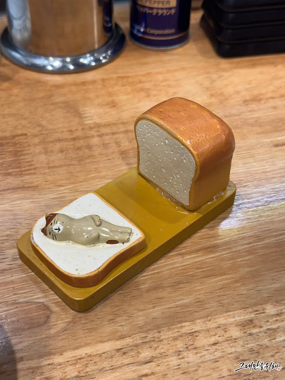 길게 이어진 바 좌석과 혼밥 자리