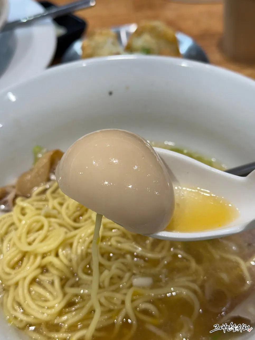 맑은 국물의 시오라멘 담백 한 그릇