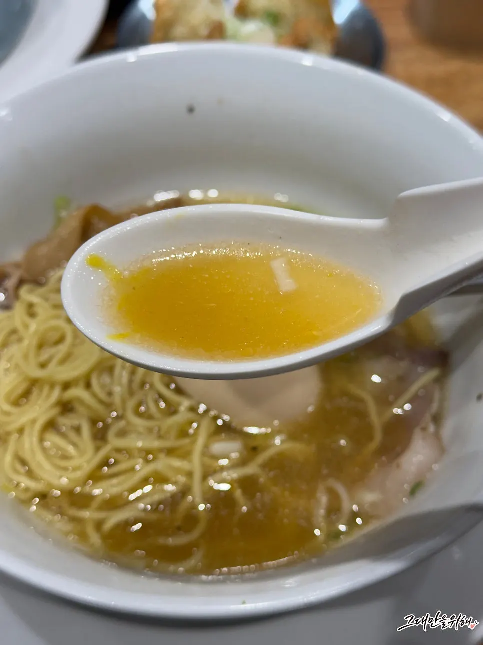 시오라멘 차슈와 반숙 계란 토핑