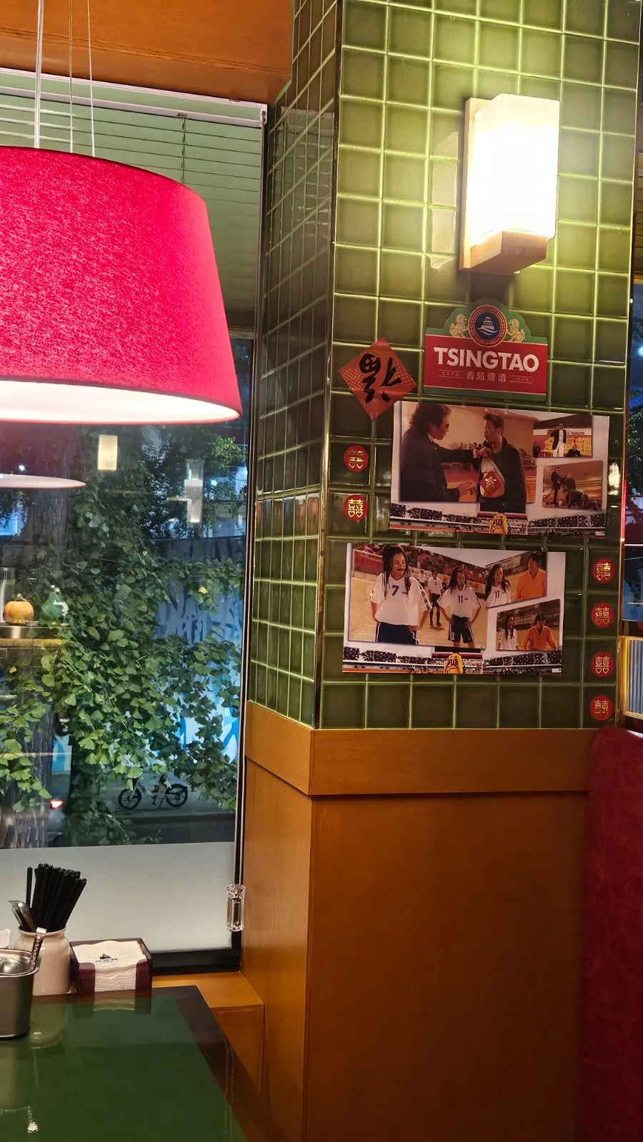 Huhugwan interior with red and green decor