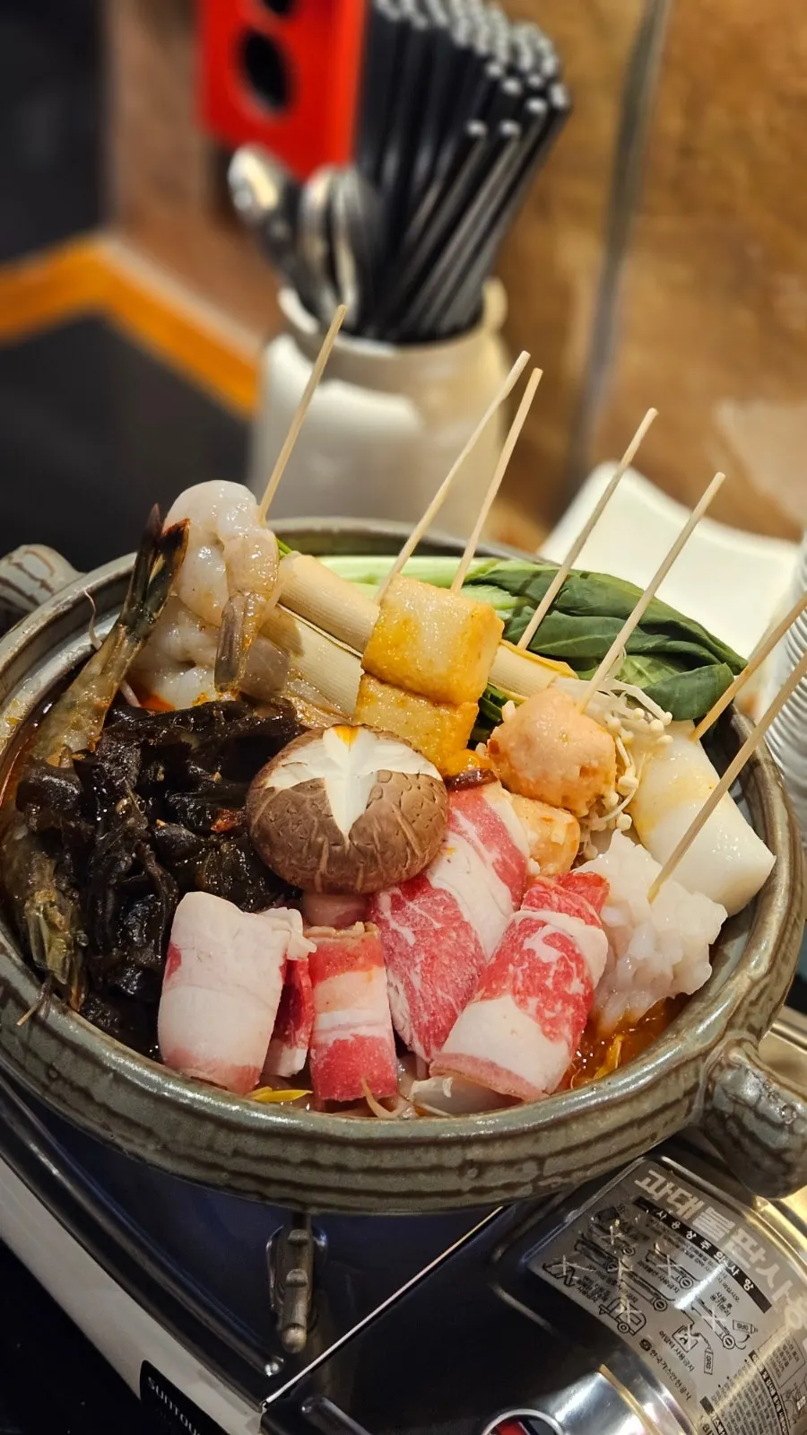 Mala hot pot and draft beer at Huhugwan near City Hall Station