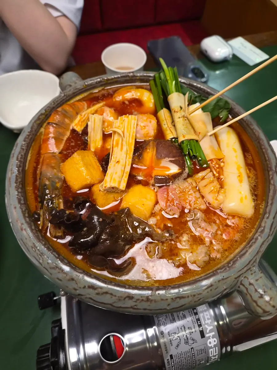Peanut sauce for mala hot pot topped with scallions