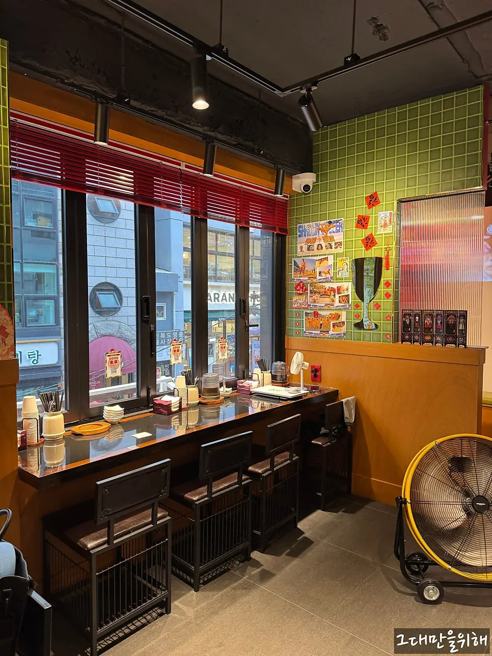 Huhugwan storefront on the second floor