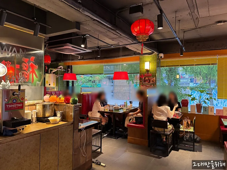 Atmosphere inside Huhugwan