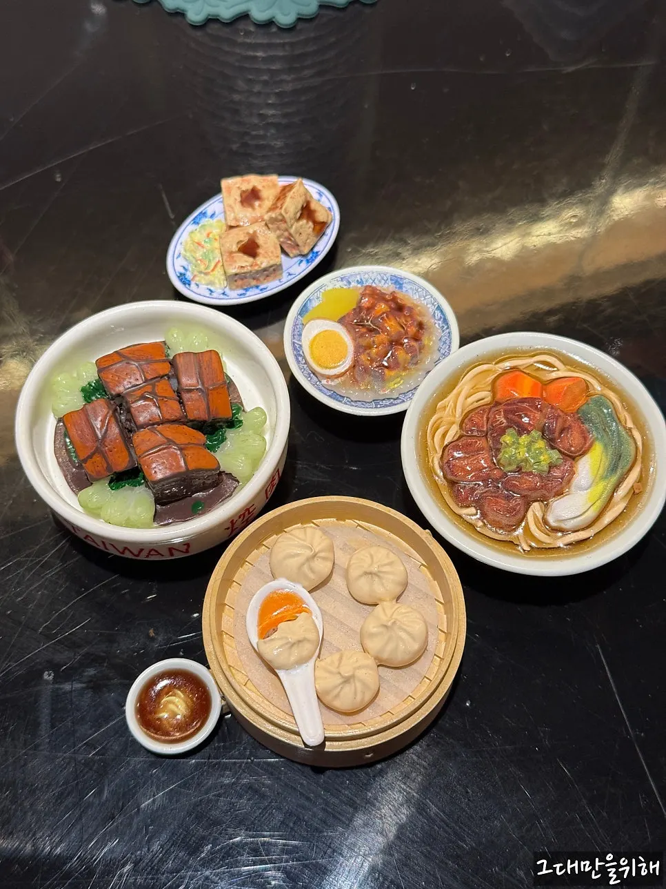 Bar and regular tables at Huhugwan