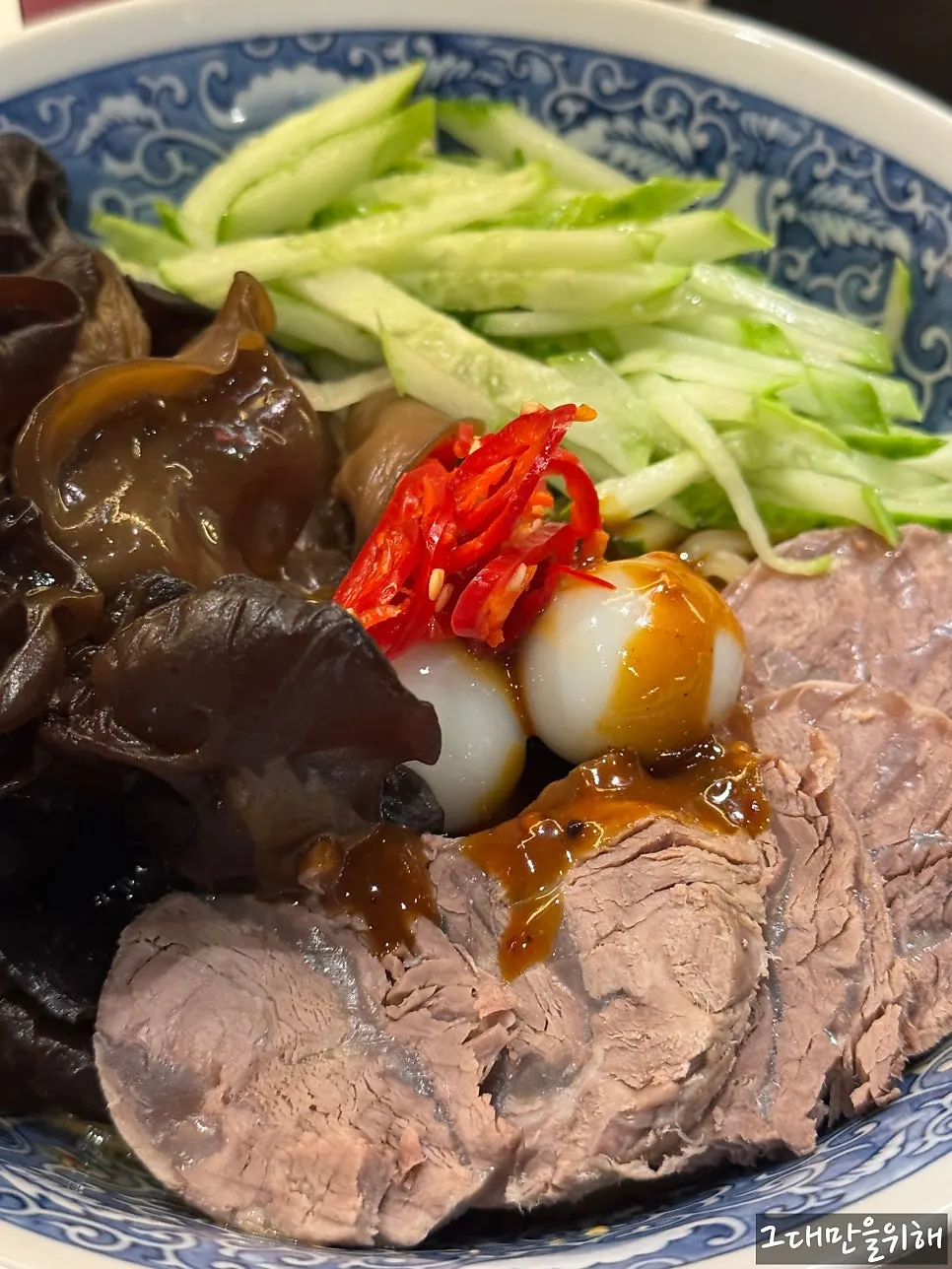 Majangmyeon topped with beef shank