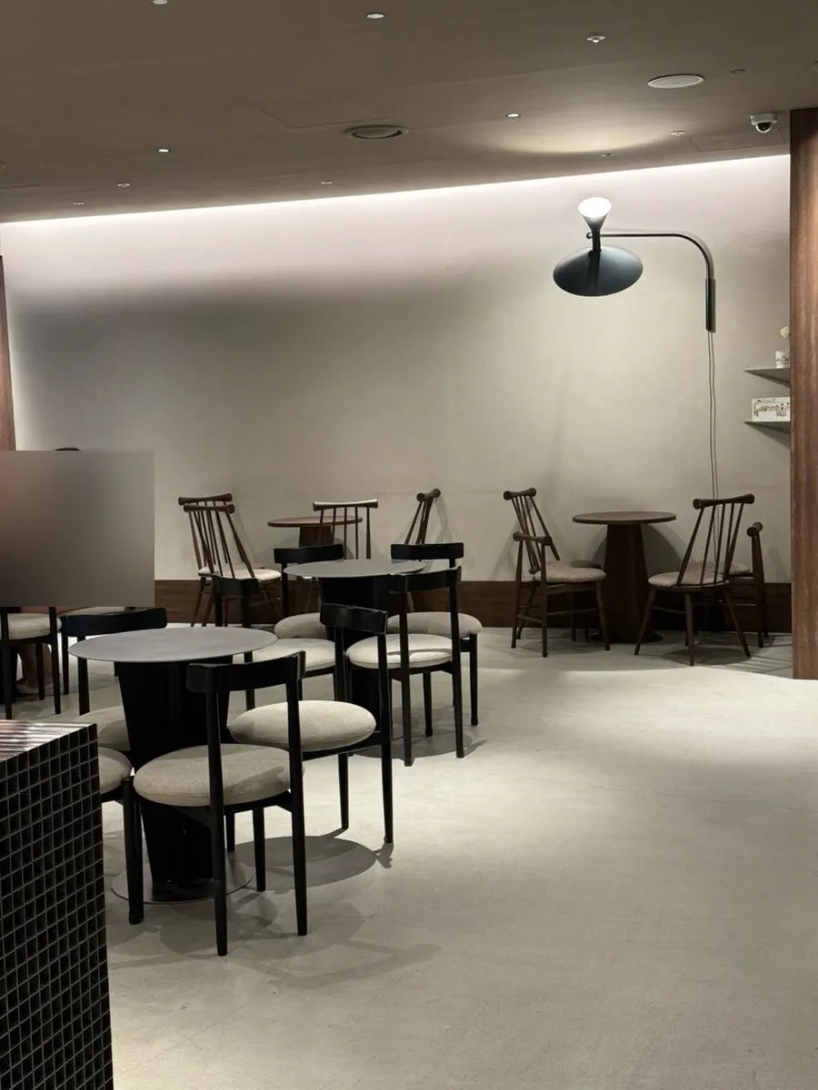 Tủ kính tráng miệng với bánh kem sữa tươi và Matilda Chocolat