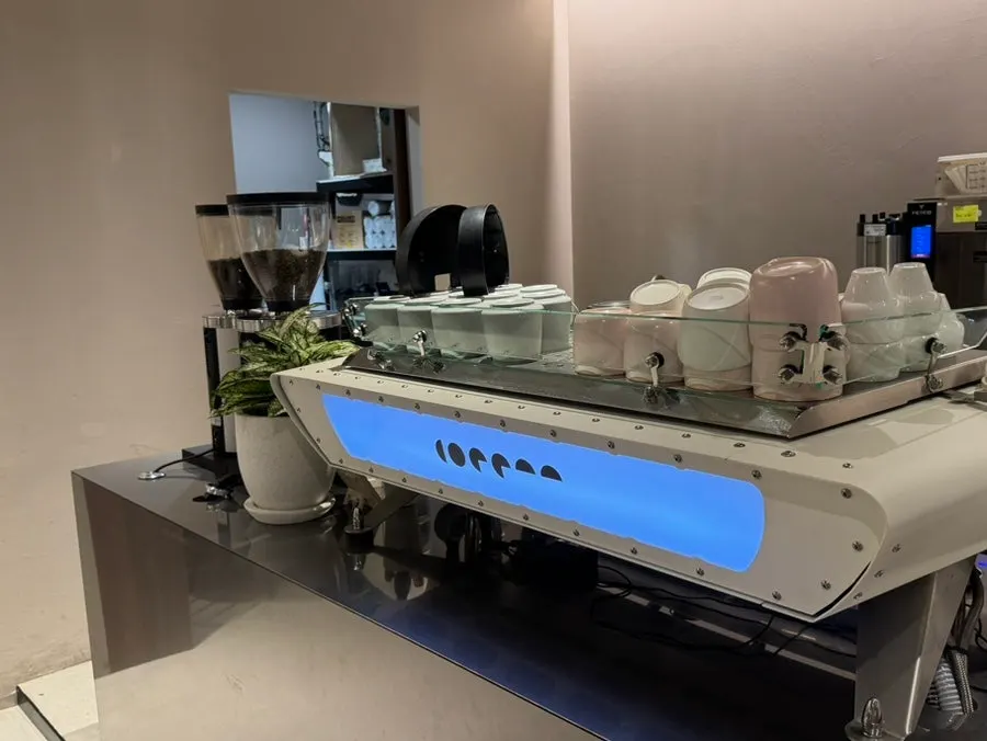Khu vực chỗ ngồi sạch sẽ, hiện đại bên trong quán