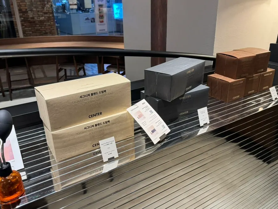 Cảnh pha drip coffee bằng tay