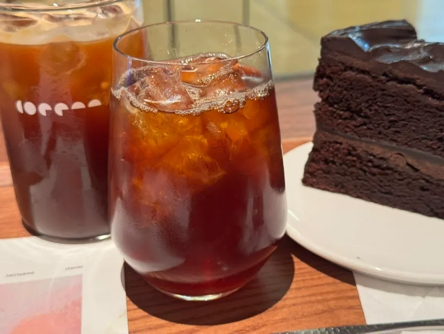 Bánh và hai ly cà phê đặt trên bàn