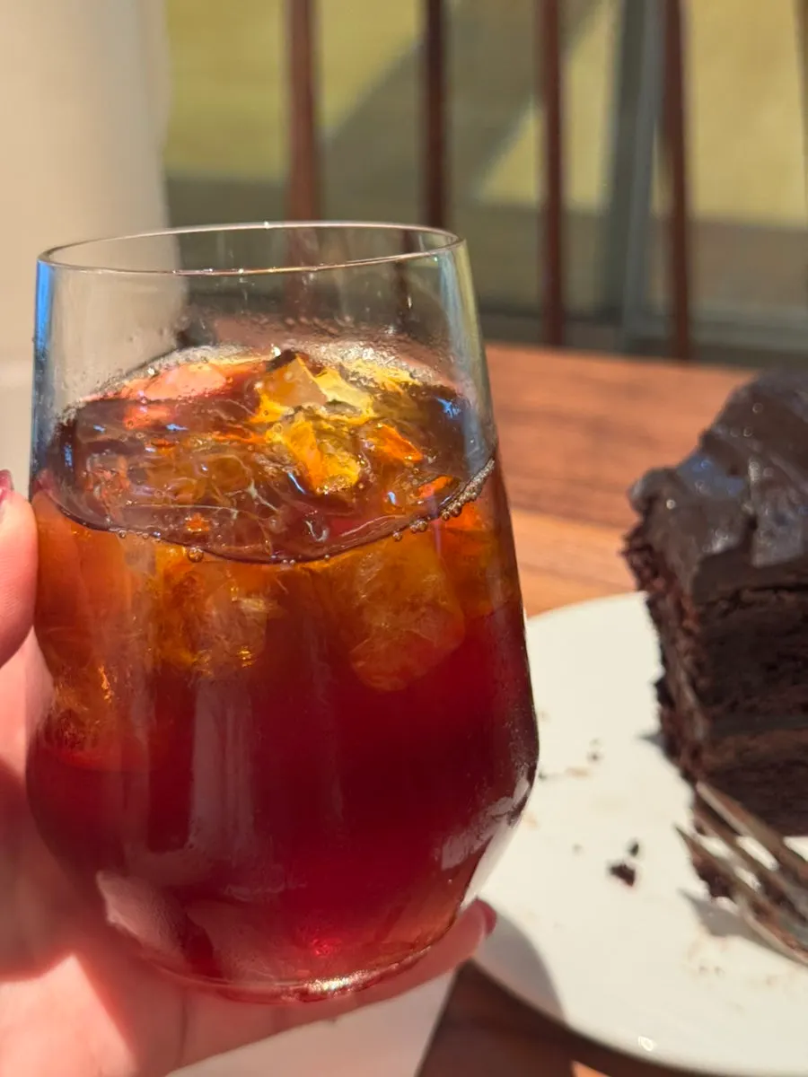 Drip coffee Ethiopia Yirgacheffe được rót riêng ra ly khác