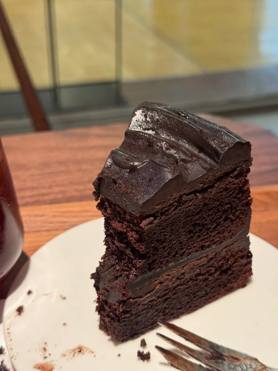 Drip coffee uống cùng bánh chocolate