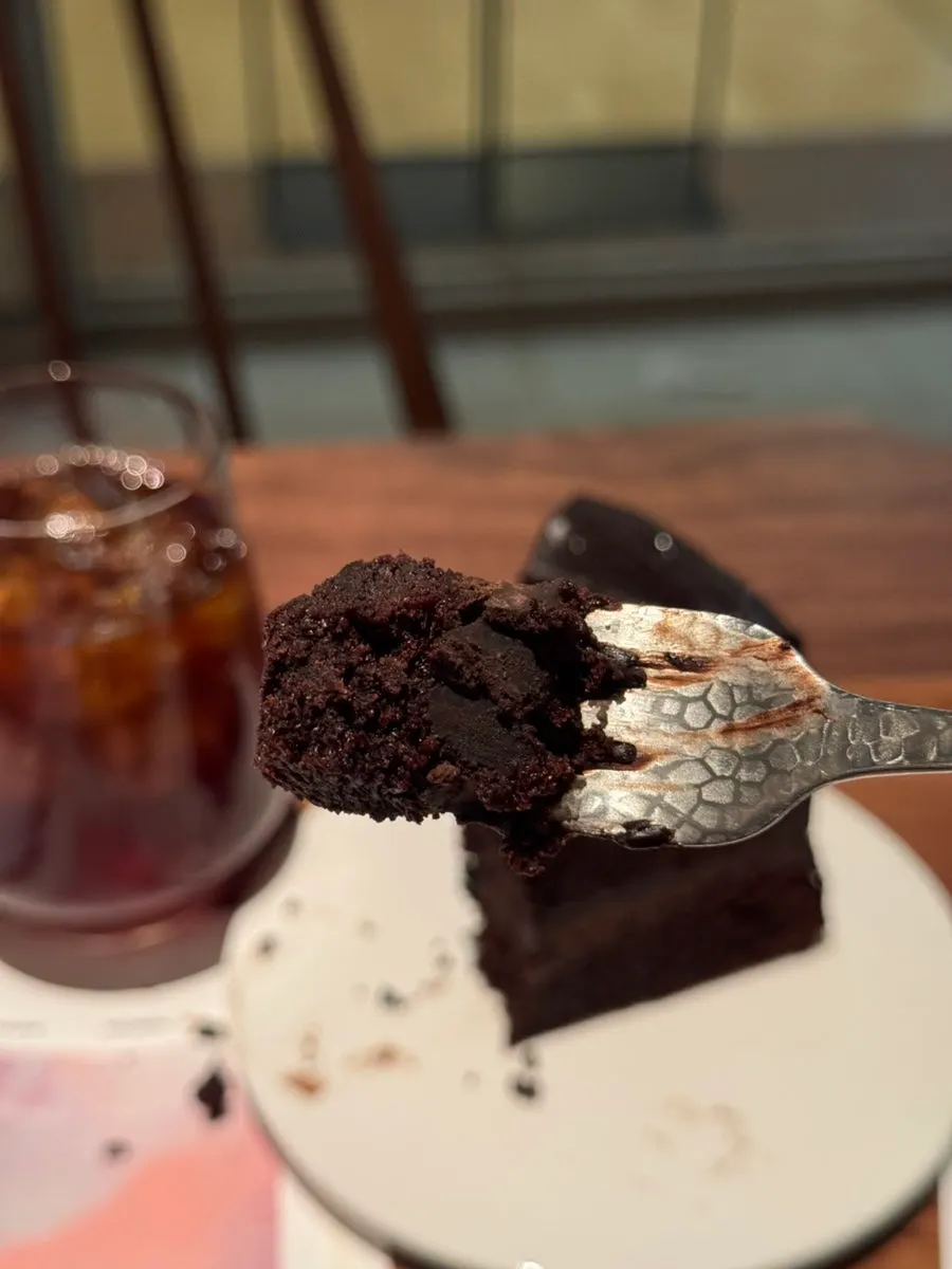 Bánh Matilda Chocolat với các lớp cốt và chocolate xếp chồng