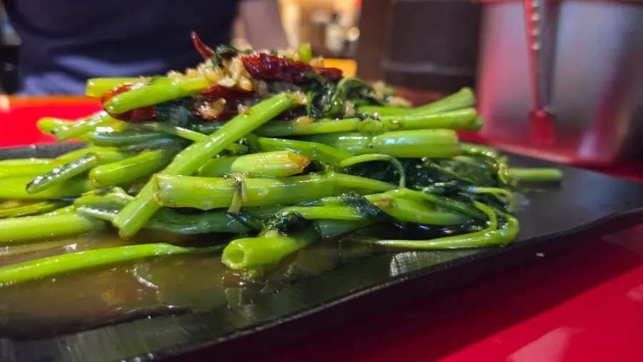 Water spinach stir-fried over high heat