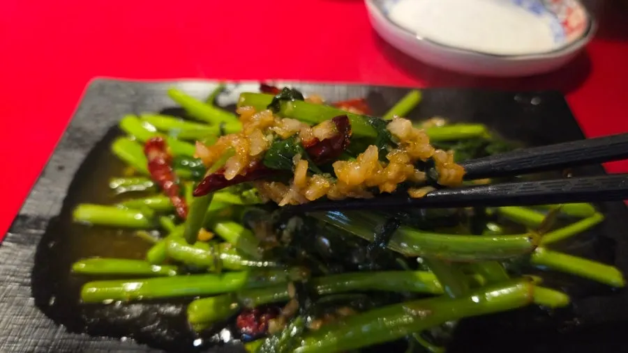 Stir-fried water spinach with garlic and seasoning