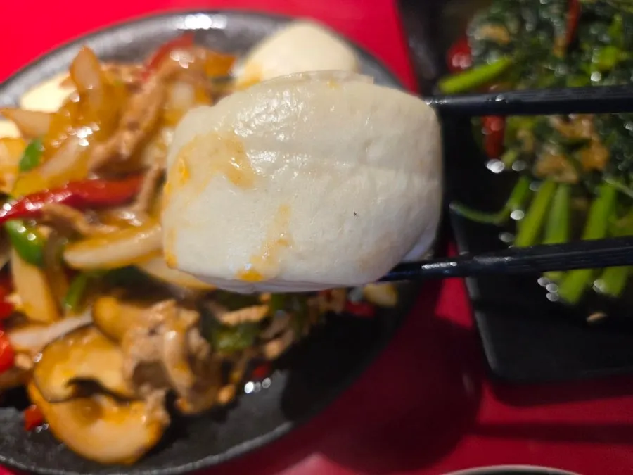 Pepper beef stir-fried with meat and mushrooms