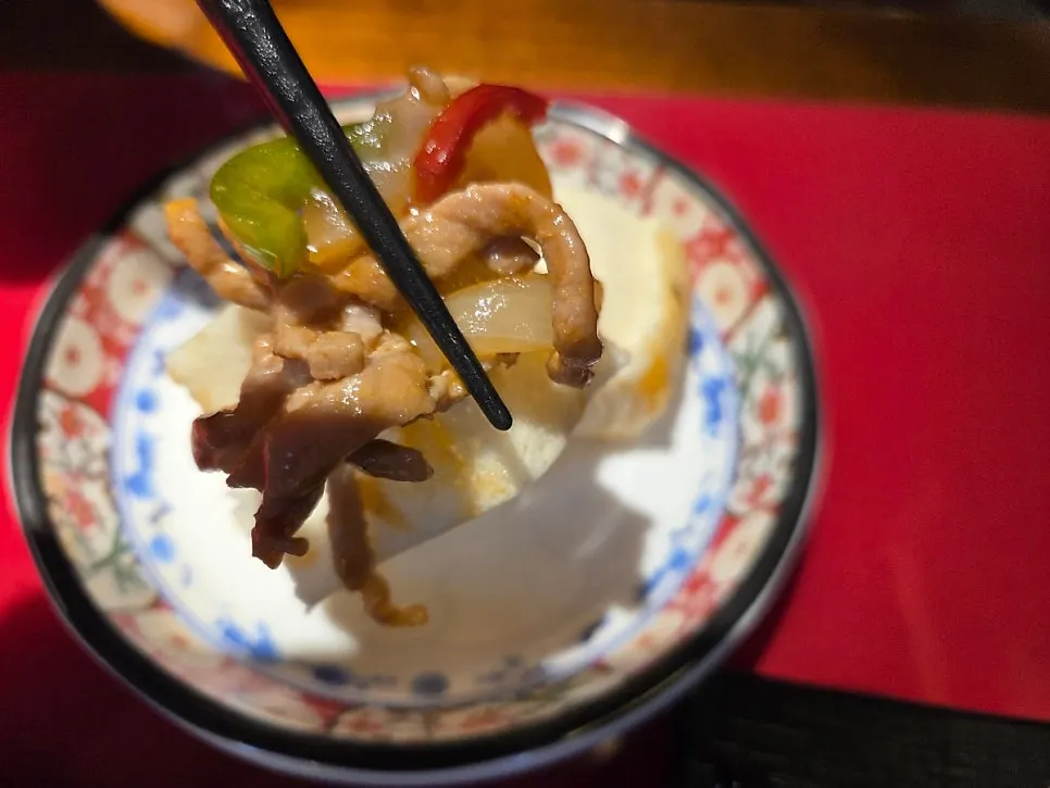 Pepper beef with crisp vegetables