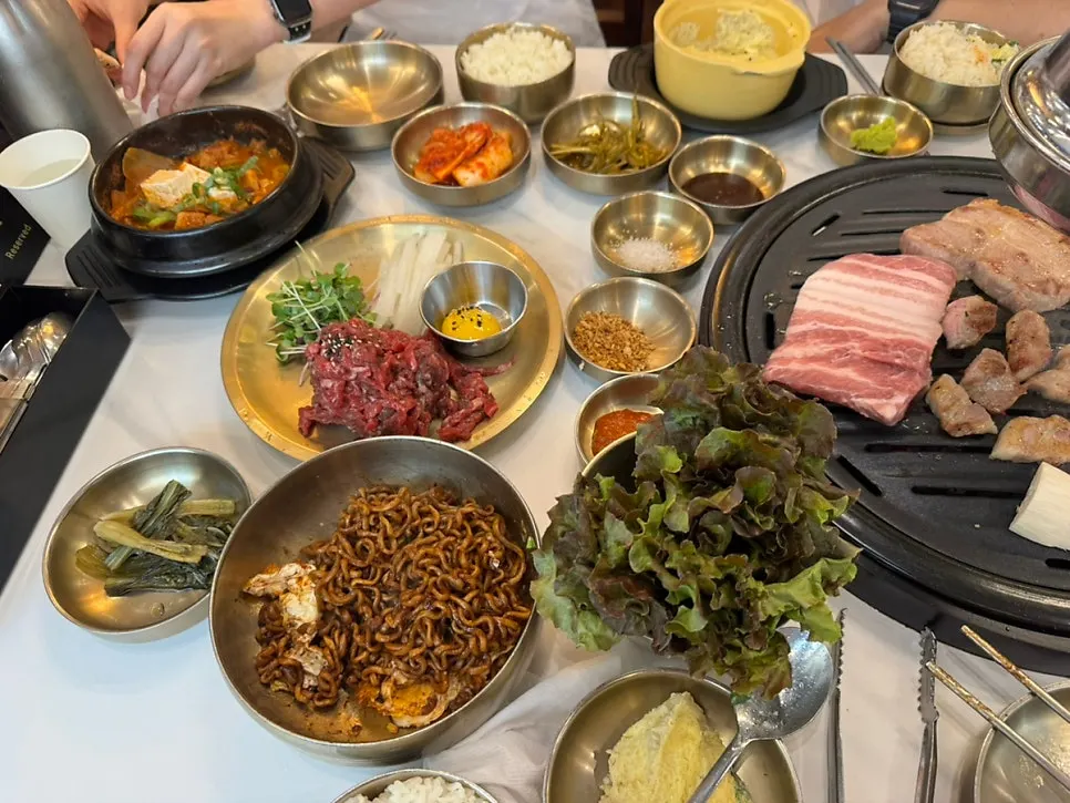 금성회관 서울시청직영점의 고풍스러운 매장 분위기