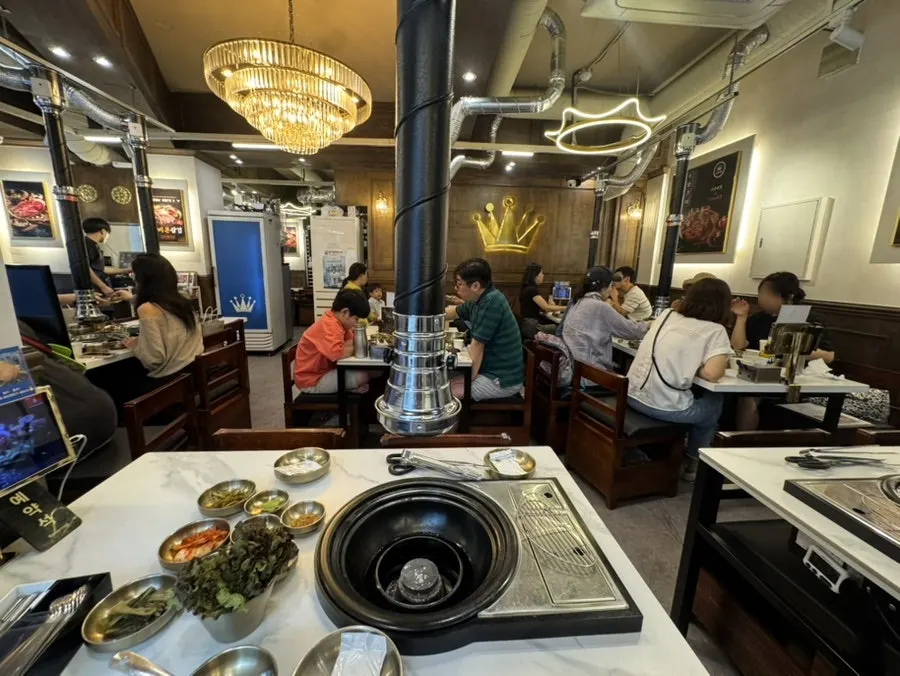 Side dishes served with meat at Geumseong Hoegwan