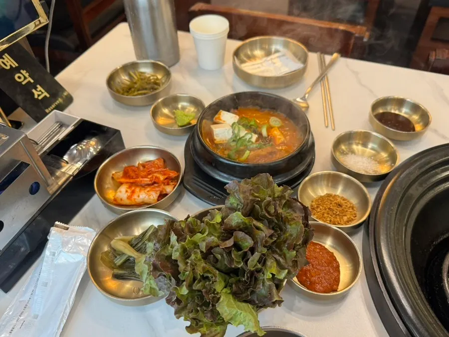매콤짜파게티와 계란을 곁들인 메뉴